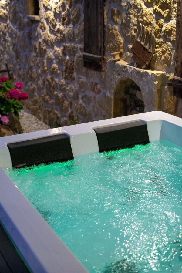 Pamelas House With Jacuzzi Kíszamosz Kültér fotó